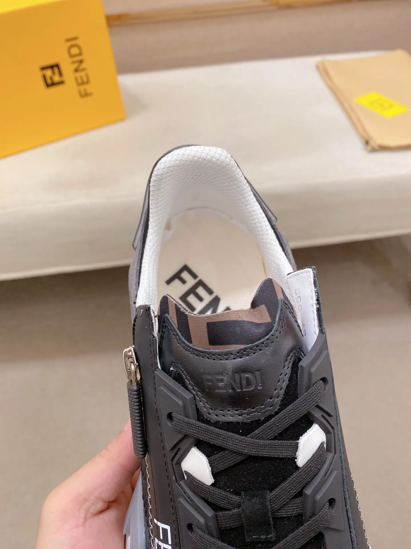 Factory price: 540💰(high version) [Fendi] Fendi’s latest casual shoes for men! Available at counters simultaneously! A one-to-one replica of the original. Made entirely of imported top-grain calfskin, the interior is made of top-grain water-dyed cowhide, and the original factory-supplied rubber outsole. Leading new fashion concepts. Matching code: 38-44 can be customized, 45 is not returnable!